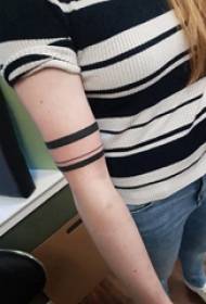 Arm tatoeëring materiële meisie arm op swart armband tattoo foto
