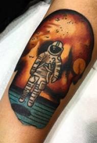 Tatuointihahmo totem uroshahmo värillisellä astronautin tatuointikuvalla