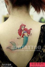 As tatuaxes son compartidas por unha tatuaxe colorida de serea de costas da muller