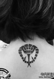Vajza kthehet në një model tatuazhi kobra totem