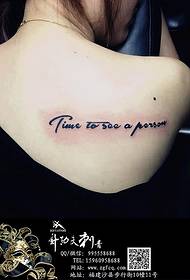 ženska leđa na ramenu engleska tetovaža