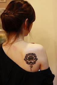 dievča späť tetovanie vzor obrázok
