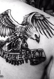 Patrón de tatuaje de águila trasera