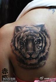 Patró de tatuatge de cap de tigre a l'esquena femenina
