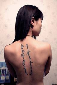 krásné sanskrtské tetování na zádech