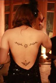 момиче гола гръб личност татуировка снимка
