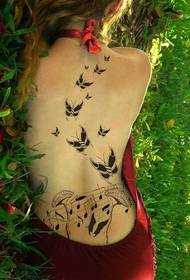 módní ženy zpět krásné krásné poznámky a květinové tetování