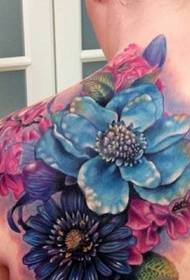una imagen de un patrón de flor de tatuaje en el hombro