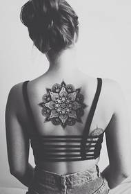 κορίτσι πίσω όμορφο όμορφο τατουάζ μοτίβο 79959 - μόδα αυταρχικός κινεζικός δράκος που αιωρείται στο πίσω μέρος της ομορφιάς