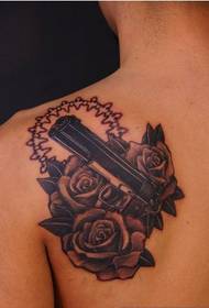 imagem de tatuagem de pistola traseira