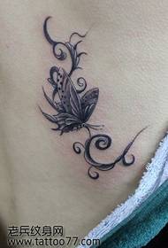 Krásný zadní krásný motýl révy tetování vzor