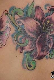 Gambar pertunjukan tato: pola tato punggung lily kupu-kupu