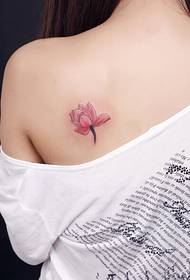 mooie rug alleen mooie kleine lotus tattoo foto