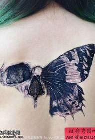 女性バック黒と白の頭蓋骨蝶の羽のタトゥー画像