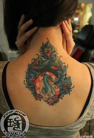 Tatuajele de păun color pe spatele femeii sunt împărtășite de spectacolul de tatuaje