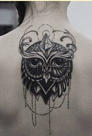 Klasik kadın arka güzel baykuş dövme desen resmi
