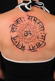 tatu Sanskrit fesyen yang indah di belakang wanita