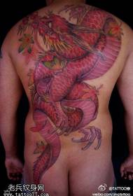 Узорак тетоваже црвеног змаја са доминирајуће стране