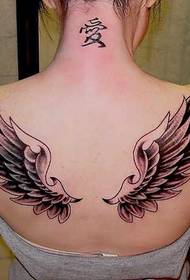 Tatuaje de alas de angelito de espalda femenina