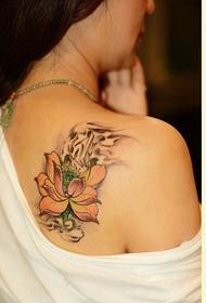 kobieta z powrotem moda kolor lotosu tatuaż wzór obrazu