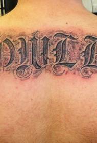 човекова једноставна тетоважа слова на леђима