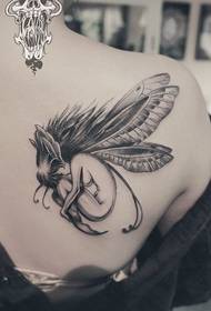 Pertunjukan tatu, mengesyorkan kerja tato elf belakang wanita