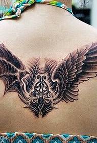 Djevojka je super lijepa tetovaža krila
