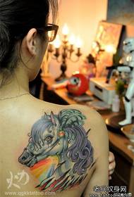 Красива і стильна кінь татуювання на спині дівчини