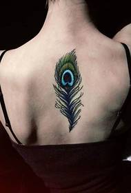 女性背部个性漂亮的羽毛纹身