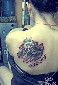 Moters nugaros spalvos tatuiruotes tatuiruotėmis dalijasi tatuiruočių salė