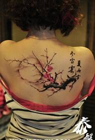 Yarinya Kyakkyawan ƙwayar plum fure tataccen hoto a baya