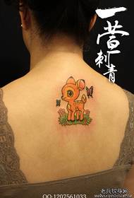 Djevojka leđa crtani farbani uzorak tetovaže