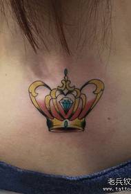 Menina de volta à moda popular coroa tatuagem padrão