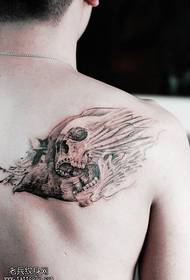 Zpět dominantní lebka tetování postava