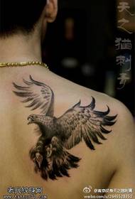 A tenda de tatuaxes comparte as tatuaxes de aguia traseira