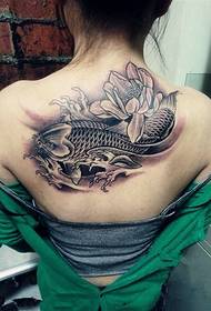 美しい背中のイカのタトゥー