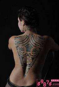 ຮູບແຕ້ມ tattoo totem ຕ່າງໆຢູ່ດ້ານຫຼັງ