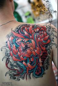Zdjęcie tatuażu chryzantemy w kolorze z tyłu