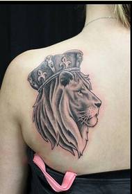 modes sieviešu muguras lauvas tetovējuma modeļa attēls
