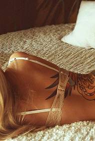Krása tetování se svým domácím mazlíčkem společně natáčí fotoalbum