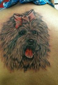 Áilleacht patrún tattoo puppy ar ais