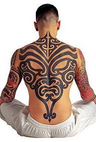 Hezký klasický zadní totem tetování