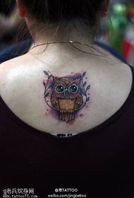 Kawaii ag fanacht le patrún tatú owl gleoite