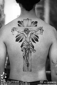 信仰と信心が十字架のタトゥーパターンと共存する