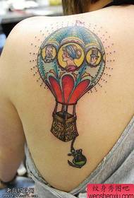 Шарене тетоваже на балонима са женским леђима деле се тетоважама