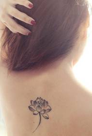 Čudovit hrbtni črno-beli vzorec tetovaže iz lotusa