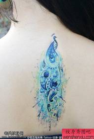 Татуировка споделяне на заден цвят паунова татуировка снимка