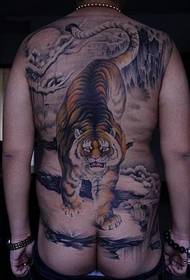 un bărbat a întors un tatuaj de tigru de munte