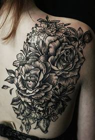 Kobieta z powrotem piękny obraz tatuaż czarno-białej róży