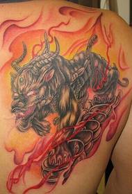 pojkar ser vackra på baksidan av tatueringsmönstret för enhörning